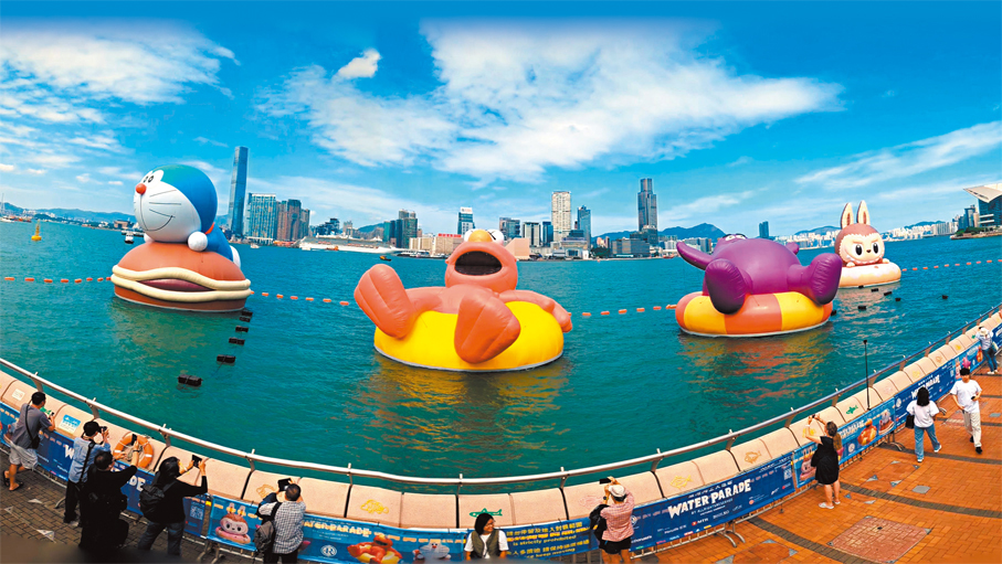 ●全球首創「維港海上大巡遊」昨日揭幕，LABUBU、多啦A夢、滑嘟嘟及KAWS &芝麻街（Elmo）四大人氣IP角色的巨型海上充氣雕塑為維港增添創意與藝術色彩。   香港文匯報記者萬霜靈  攝