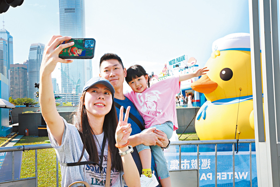 ●蕭女士與家人在「巡遊市集」打卡。香港文匯報記者萬霜靈  攝