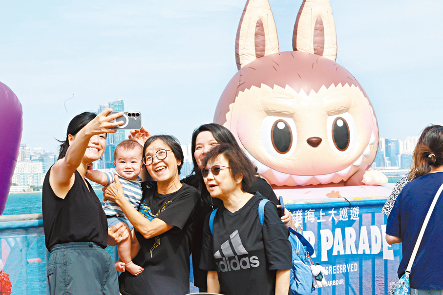 ●LABUBU人氣旺盛，不少遊客與家人好友拍照留念。香港文匯報記者萬霜靈  攝