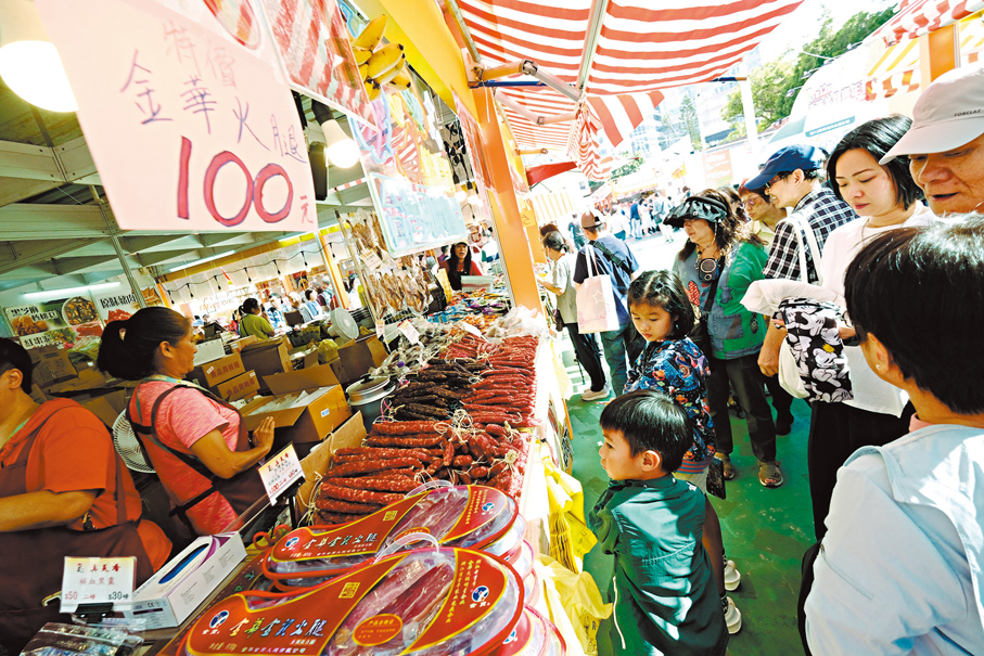 ●第十二屆香港美食嘉年華昨日起於葵涌運動場舉行，一連9日的活動共設320個攤位。 香港文匯報記者涂穴  攝