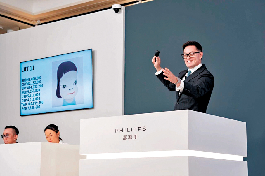 ●富藝斯亞洲區主席暨拍賣官Jonathan Crockett拍出奈良美智作品《粉紅》。