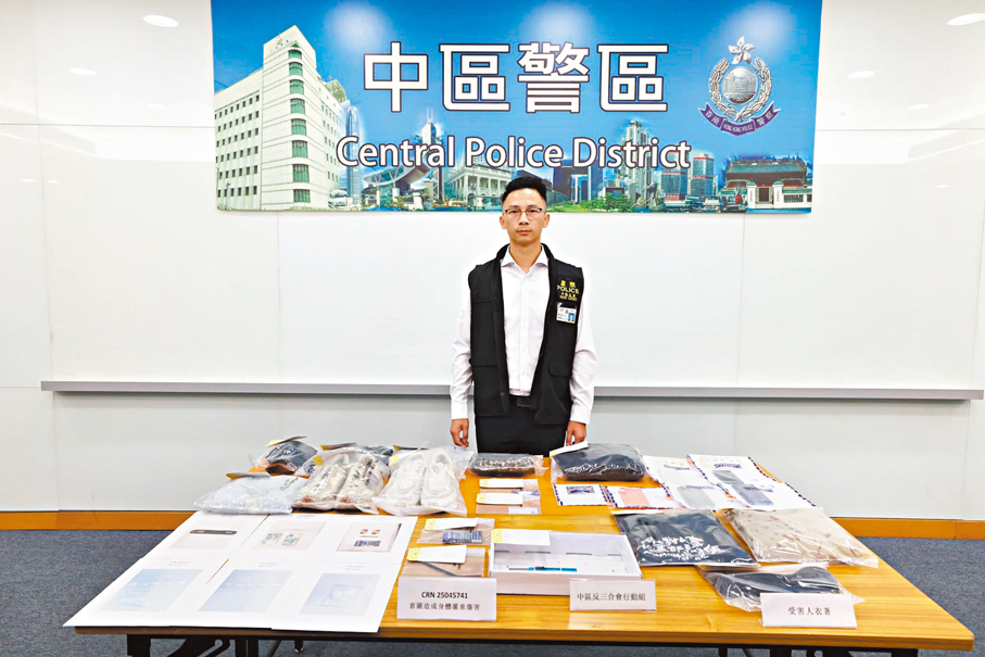 ●中區警區反三合會行動組偵緝高級督察陳碧山交代案情。香港文匯報記者劉友光  攝