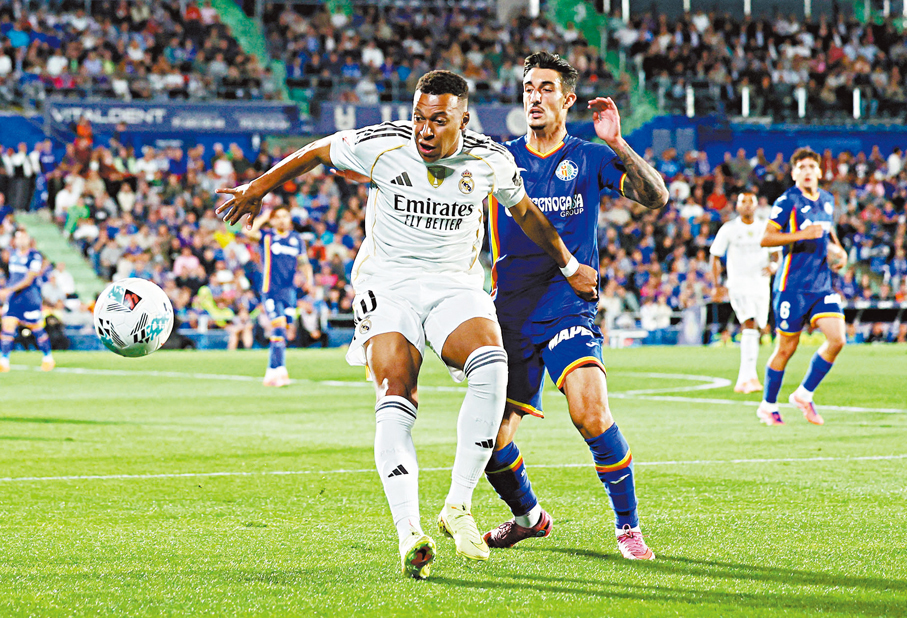 ●皇馬鋒將麥巴比料將衝擊巴塞防線。 資料圖片