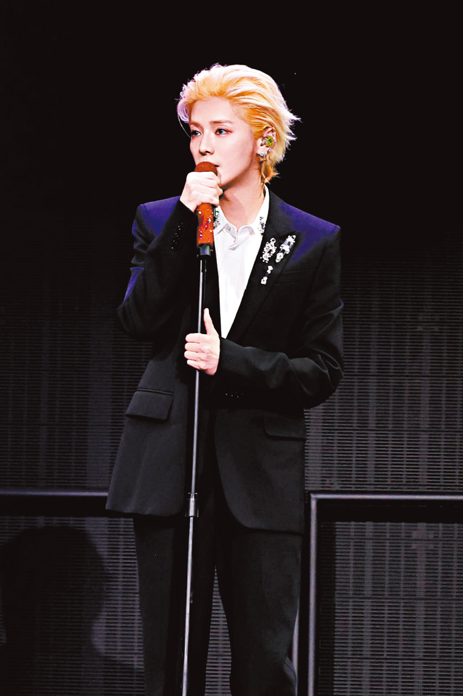 ●鹿晗以優雅西裝登場，十分帥氣。