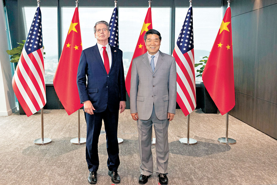 ●當地時間10月25日至26日，中美兩國經貿團隊在馬來西亞吉隆坡舉行中美經貿磋商。這是10月25日磋商前，中共中央政治局委員、國務院副總理何立峰與美國財政部長貝森特合影。新華社