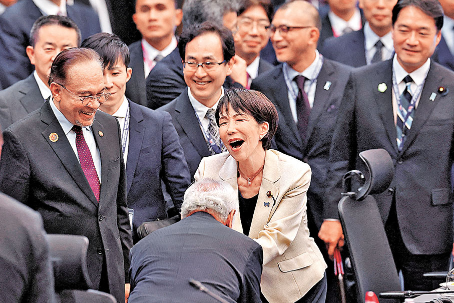 ●高市早苗（中）出席日本與東盟首腦會議。 路透社