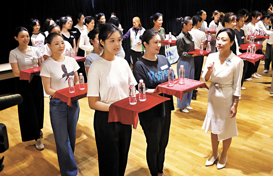 ●禮儀培訓導師為禮儀助理進行指導。第一排左起：陳小姐、溫小姐。 香港文匯報記者郭木又  攝