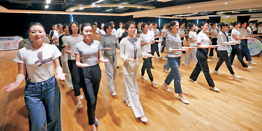 ●禮儀助理進行走路、引領等相關培訓。 香港文匯報記者郭木又  攝