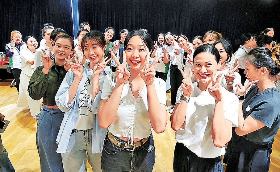 ●禮儀助理訓練笑容，確保笑起來只露出6顆至8顆牙齒。 香港文匯報記者郭木又  攝