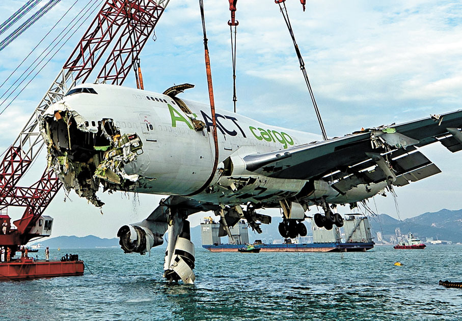 ●吊起的貨機主體損毀非常嚴重，左邊機翼的兩個引擎完全失去，機頭的起落架脫落。 機管局圖片