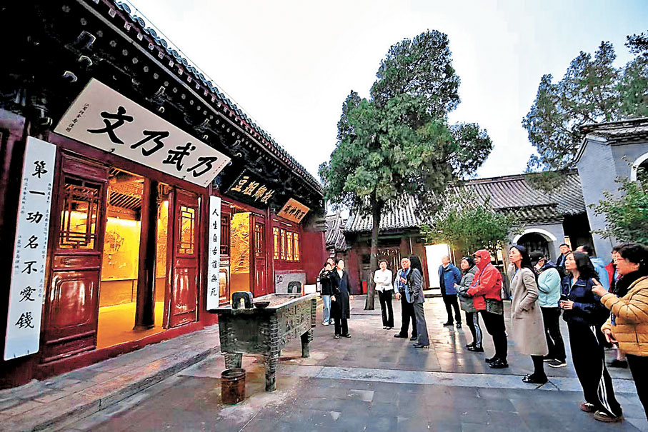 ●海外華媒走進岳飛廟。香港文匯報河南傳真