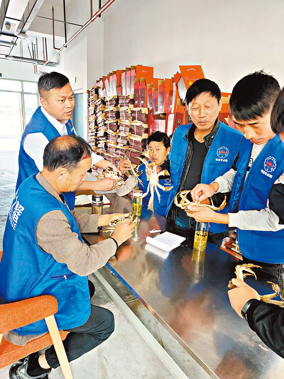 ●呂建福開辦了「中之蟹」品牌螃蟹挑蟹師培訓處，已吸引多位有志於從事挑蟹師職業的人前來學習。 香港文匯報南京傳真