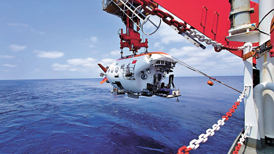 ●圖為「深海一號」船及其搭載的「蛟龍」號。 資料圖片