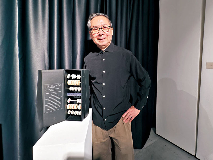●李本瀅將陸戰棋和象棋改裝為玩具。