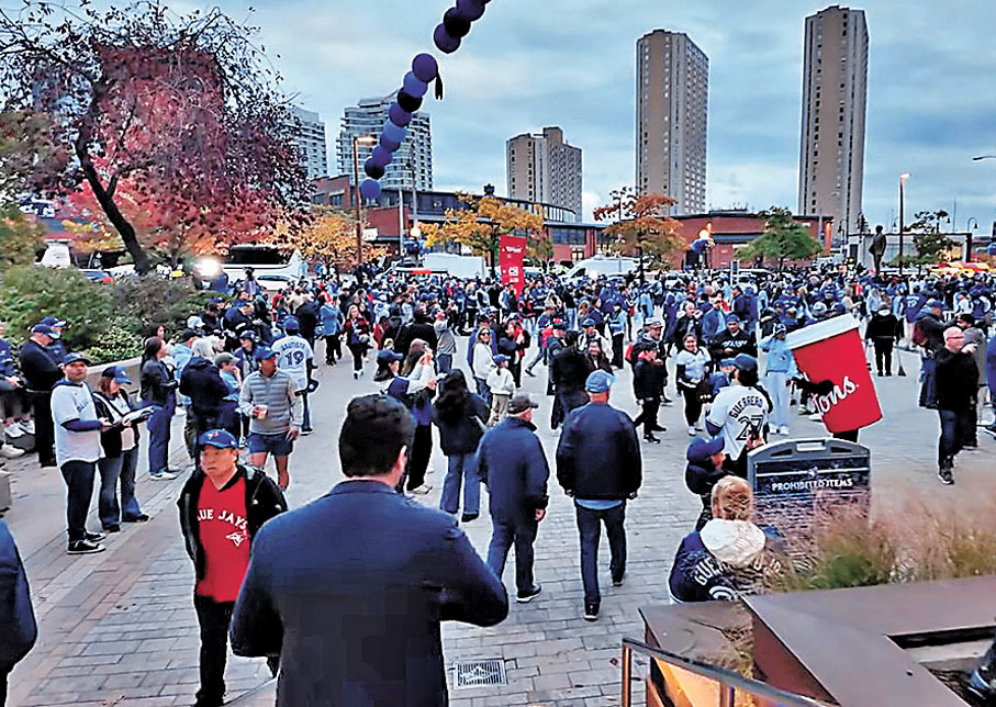 ●藍鳥球迷興高采烈等待入場觀賽。成小智  攝