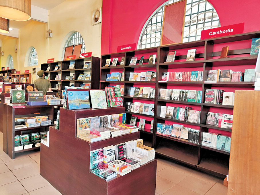 ●古蹟書店的柬埔寨和吳哥主題外文書架；末端連着東南亞主題書架。