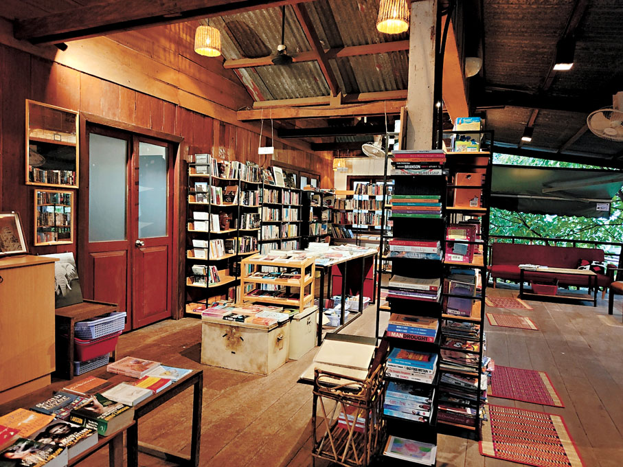 ●樓下是餐廳的書獃子國際書店。
