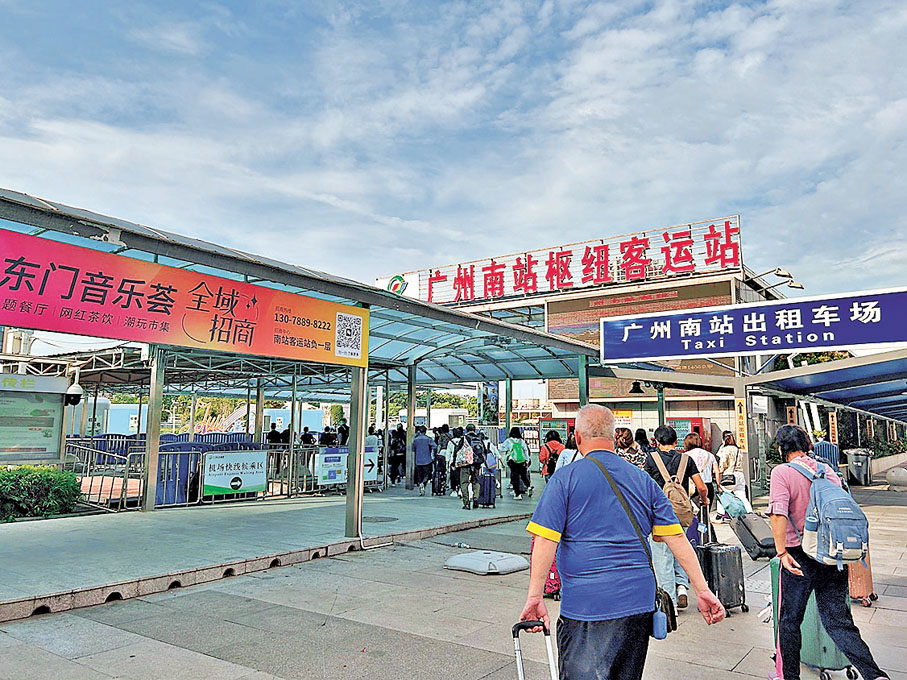 ●風球下趕赴深圳過關。 作者供圖