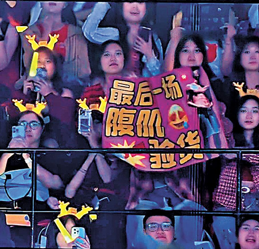 ●粉絲喊話鹿晗驗貨腹肌。  香港文匯報記者孫嘉蔚 攝