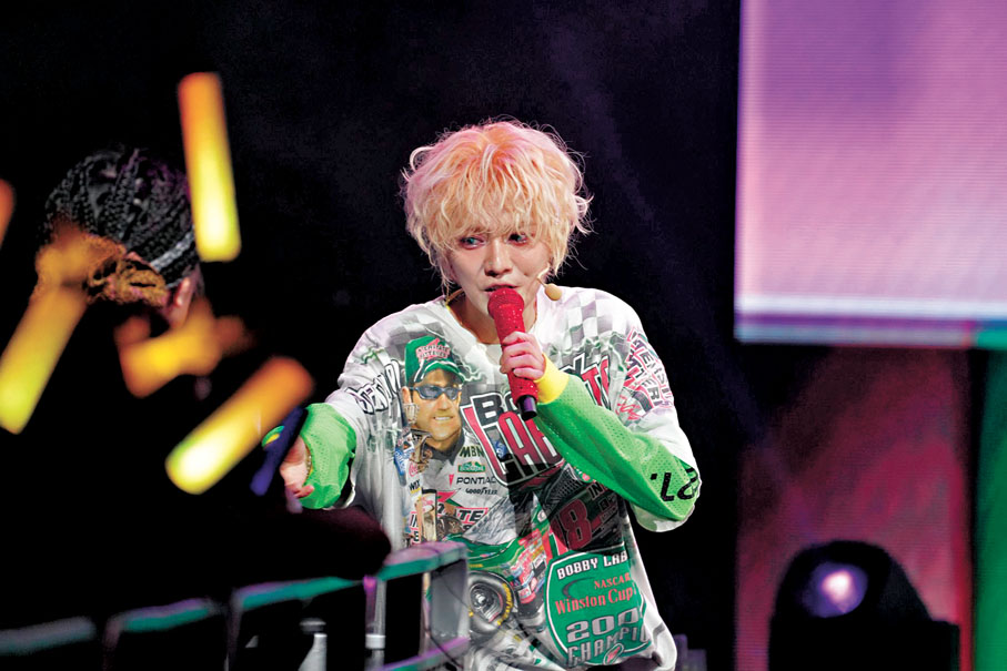 ●鹿晗與粉絲親切互動。 香港文匯報記者孫嘉蔚  攝