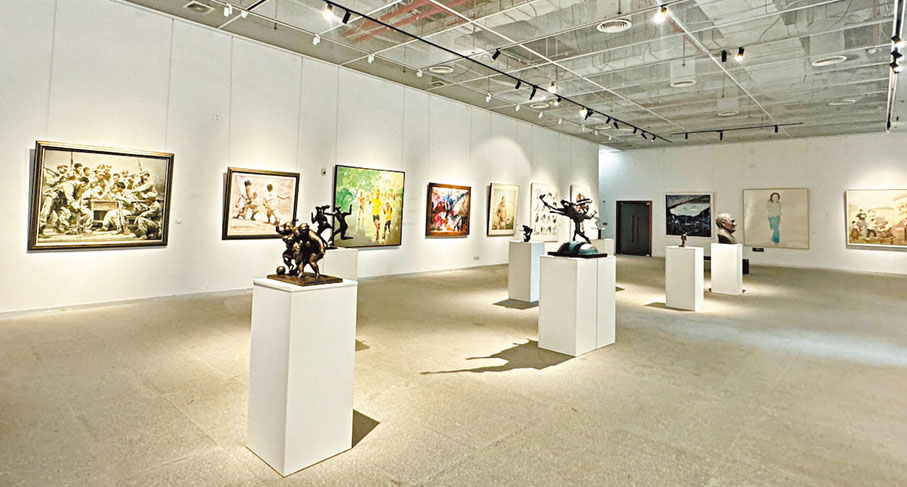 ●第十五屆全運會藝術展展出體育主題作品及非遺作品逾百件（套）。 香港文匯報記者李紫妍  攝