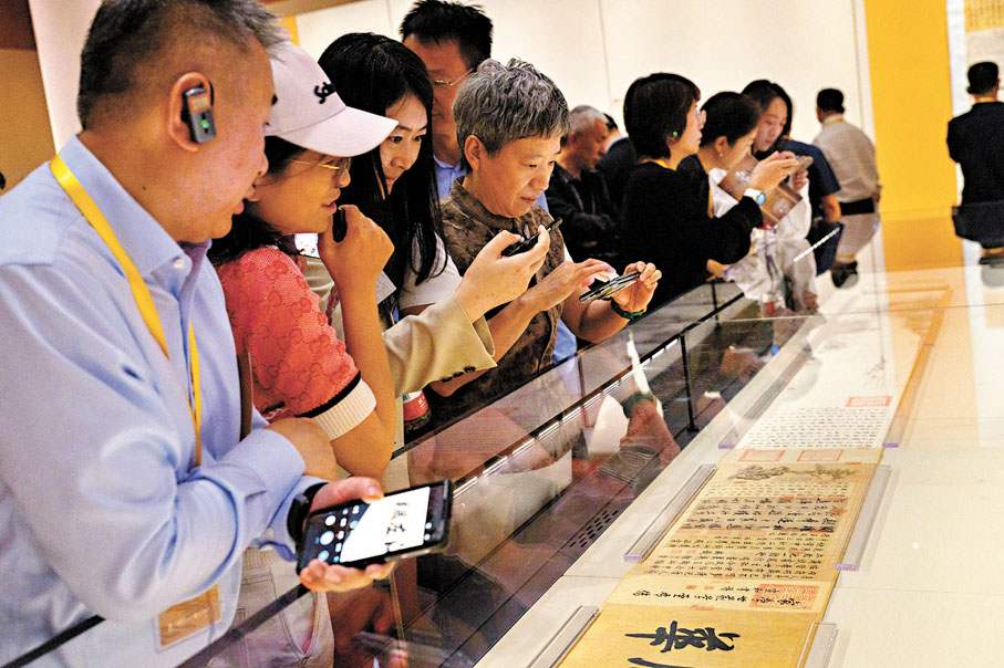 ●今年是故宮博物院建院100周年。9月29日，「百年守護——從紫禁城到故宮博物院」展覽開幕式在北京故宮博物院舉行。圖為9月29日，觀眾參觀《伯遠帖》卷。 資料圖片