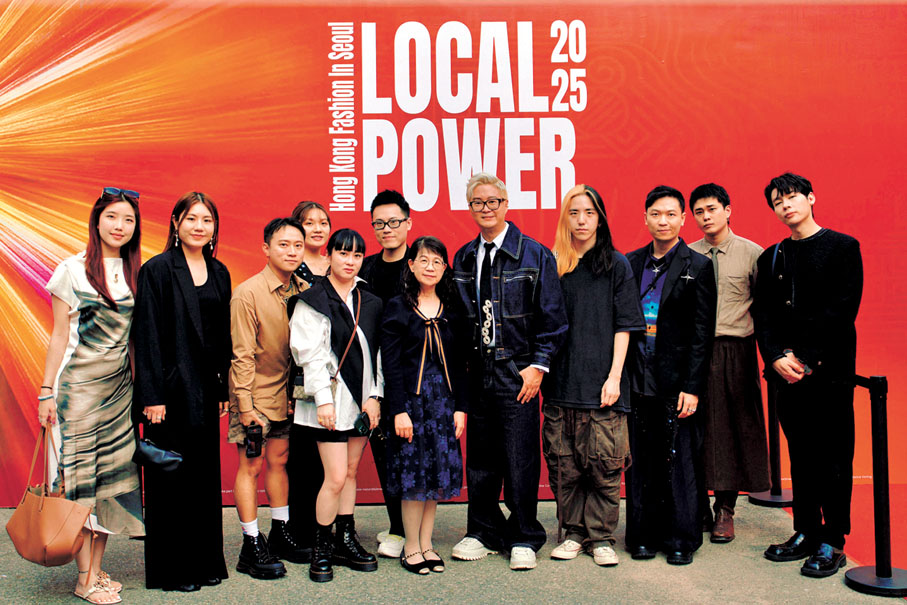 ●赴韓國參展的設計師與Dorian及文創處文創產業助理專員曹黎淑霞（右六）合影。