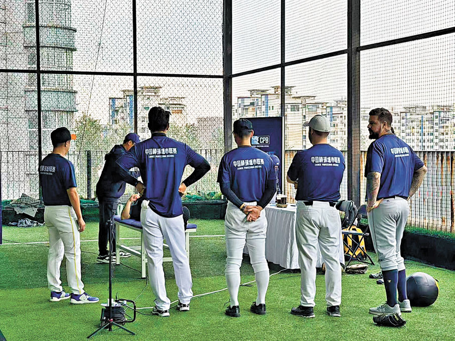 ●公開測試會報名者在進行身體指標和體能測試。香港文匯報記者夏微 攝