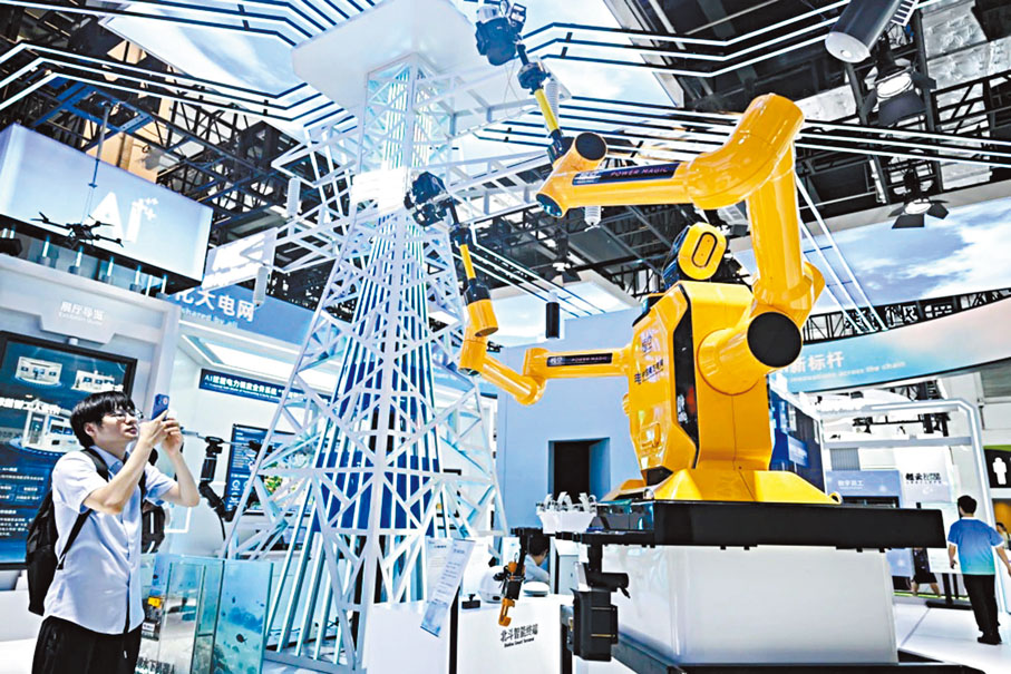 ●《建議》提出搶佔人工智能產業應用制高點。圖為參觀者在2025世界人工智能大會展覽現場中國南方電網展區拍攝「悟空」帶電作業機器人。 資料圖片