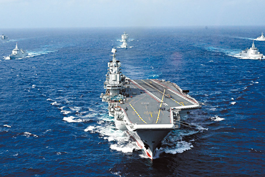●在加快先進戰鬥力建設方面，《建議》提出，壯大戰略威懾力量，維護全球戰略平衡和穩定。圖為海軍遼寧艦編隊開展遠海實戰化訓練。 資料圖片