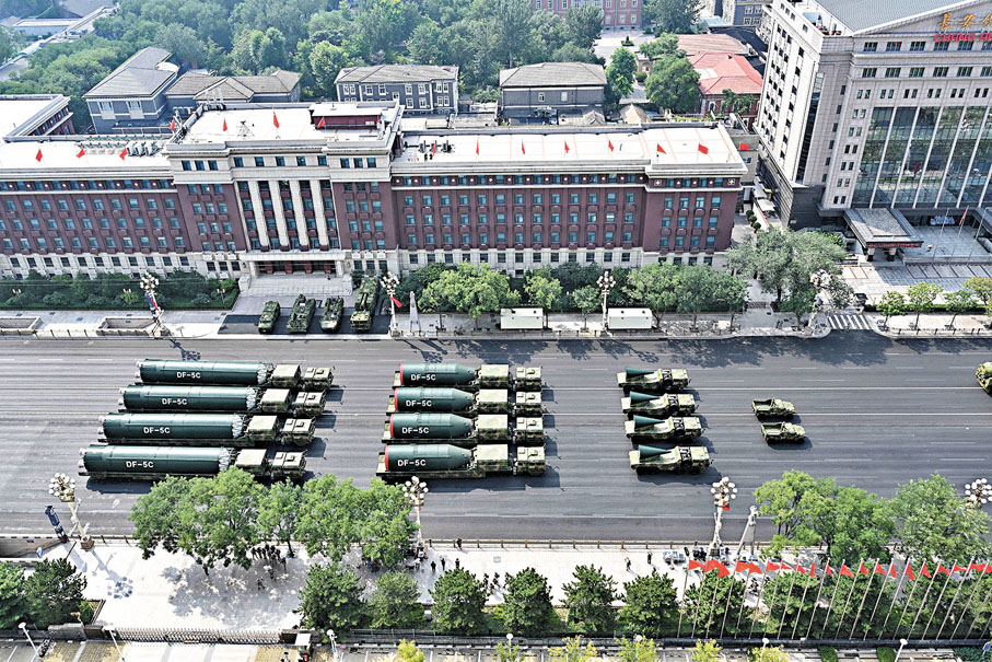 ●推進軍事治理現代化方面，《建議》指出，完善人民軍隊領導管理體制機制，調整優化聯合作戰體系。圖為「東風-5C」液體洲際戰略核導彈。 資料圖片