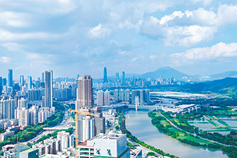 ●專家認為，大灣區要鞏固國家高質量發展動力源的地位，關鍵在於練好「內功」，發揮制度優勢與科技創新潛力。圖為從深圳河套深港科技創新合作區高樓向東眺望，深港一河之隔。 資料圖片