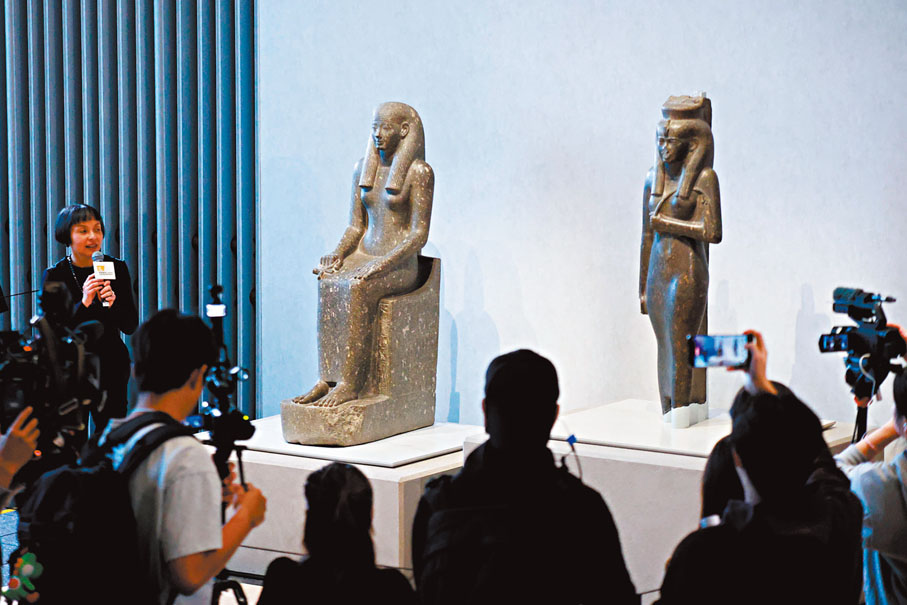 ●圖為阿蒙神妻謝佩努彼特二世邁步像（右）及伊烏尼特坐像（左）。 香港文匯報記者北山彥  攝