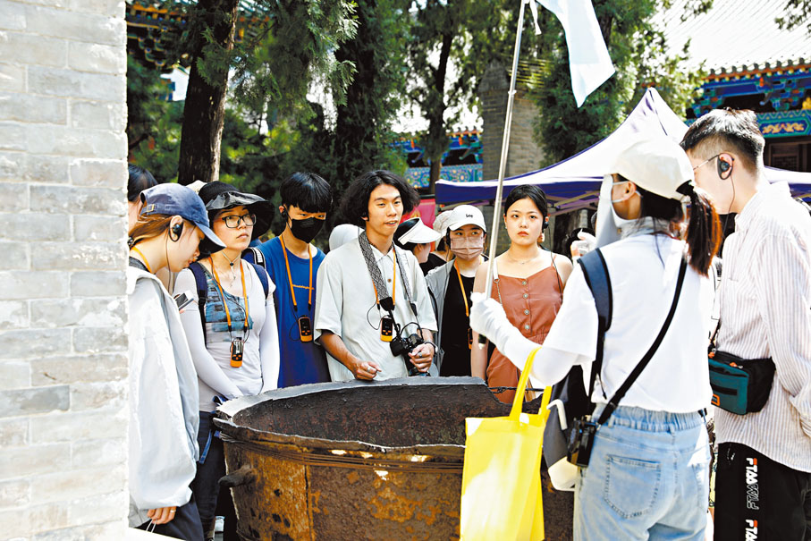●台青走進登封嵩山少林寺，聆聽少林寺明代大鐵鍋由來。 資料圖片