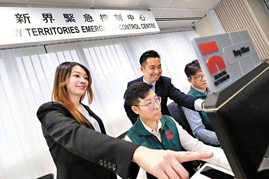 ●今年7月底以來，路政署緊急控制中心處理個案數量激增至約5,600宗。 香港文匯報記者涂穴  攝