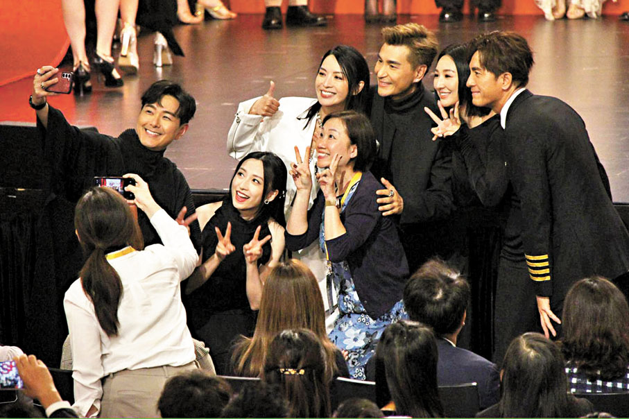 ●眾人於台下玩自拍。香港文匯報記者達里 攝