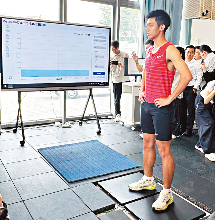 ●一名運動員在試用先進的科學測試設備。