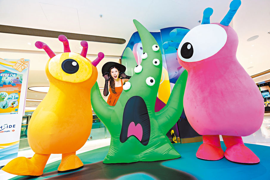 ●在「EYES ON YOU」幻彩森林，2.5米高的綠色怪物Howler突然來襲。