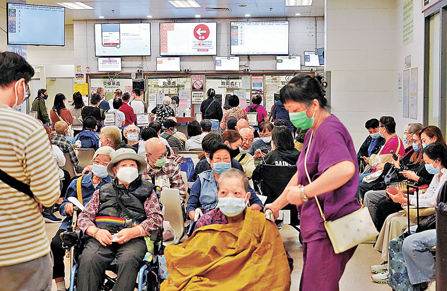 ●醫管局下月3日起，接受已預約在未來兩個月內就診的病人提交申請費用減免。香港文匯報記者曾興偉  攝