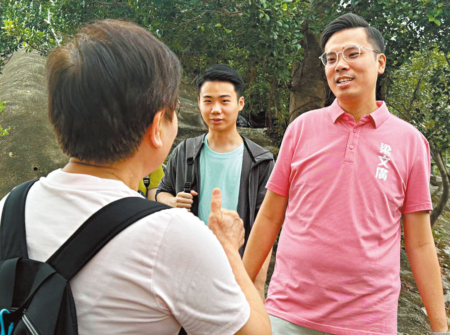 ●梁文廣（右）與大學生義工同登高。 梁文廣Fb圖片