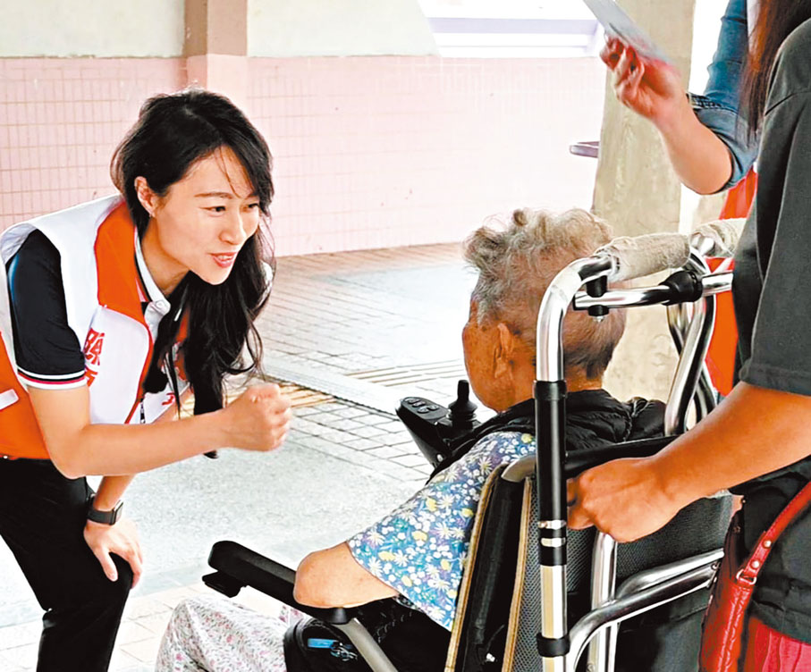 ●陳穎欣落區爭取市民支持。 陳穎欣Fb圖片