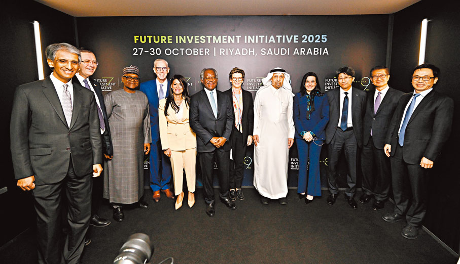 ●陳茂波（右二）與其他出席未來投資倡議大會的嘉賓合照。