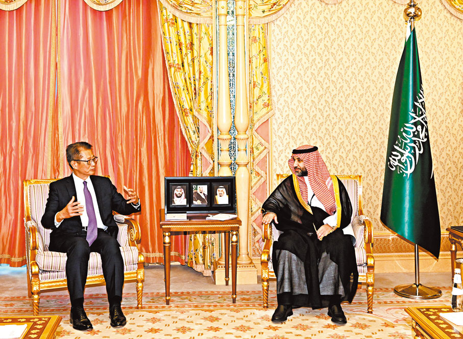 ●陳茂波（左）與沙特阿拉伯副財政大臣Abdulmuhsen bin Saad Alkhalaf（右）會面。