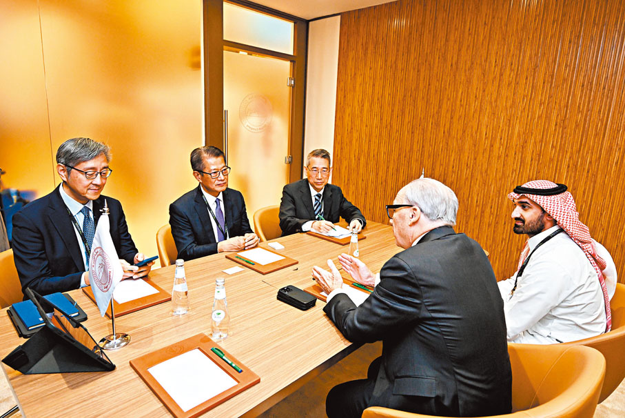 ●陳茂波（左二）與德拉伊耶公司首席執行官Jerry Inzerillo（右二）會面。