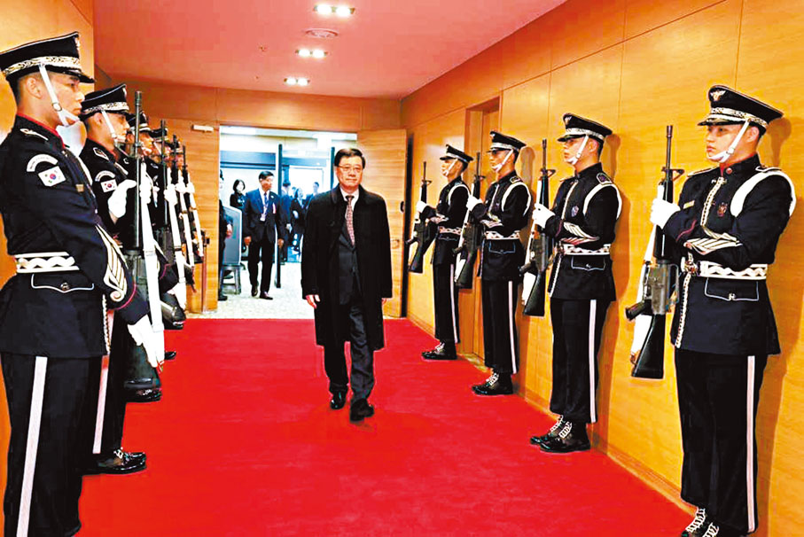 ●李家超抵達韓國將出席亞太經合組織領導人非正式會議。 李家超Fb圖片