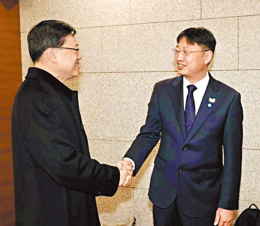 ●李家超感謝Yoon Ji-wan, Minister Counsellor（上圖右）及Song Ho-Joon（下圖右）專程赴機場迎接。 李家超Fb圖片