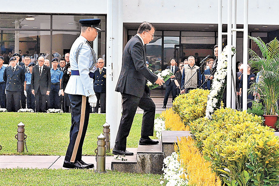 ●署理行政長官陳國基昨日在香港大會堂出席紀念儀式，並在紀念龕前致獻花圈。