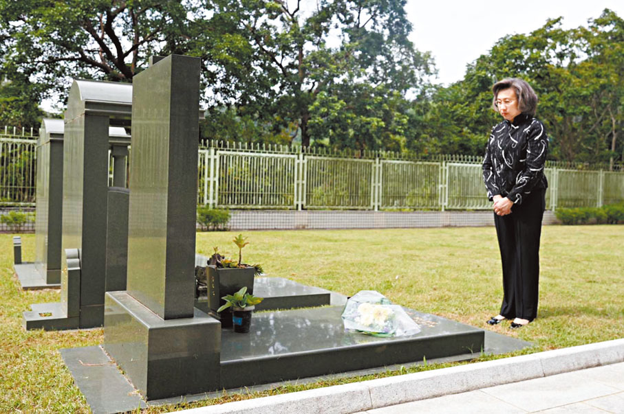 ●楊何蓓茵代表特區政府到浩園悼念因公殉職的公務員。  楊何蓓茵Fb圖片