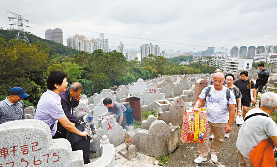 ●重陽節有不少市民攜帶祭品香燭，到墳場拜祭先人。香港文匯報記者郭木又  攝