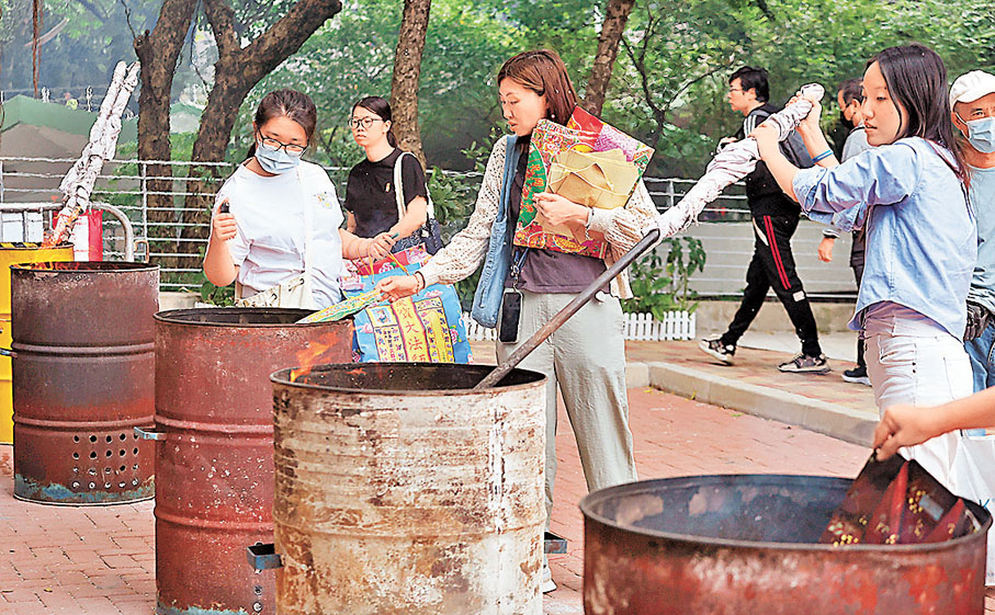 ●市民燒衣祭祖。 香港文匯報記者郭木又  攝